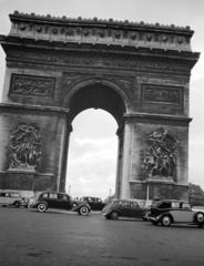 Franciaország, Párizs, Place Charles de Gaulle (Place de l'Étoile), a Diadalív, az Avenue des Champs Elysées felől nézve., 1937, Gara Andor, Fortepan #285276