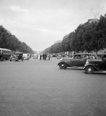 Franciaország, Párizs, Place Charles de Gaulle (Place de l'Étoile), kliátás az Avenue de Champs Elysées felé., 1937, Gara Andor, rendőrdobogó, kerékpár, Fortepan #285277