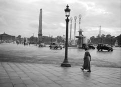 Franciaország, Párizs, Place de la Concorde. Középtől kicsit balra a Luxori Obeliszk, kicsit jobbra a Folyók Kútja (Fotaine des Fleuves), jobbra a háttérben az Eiffel-torony, a kép bal szélén, a Szajna másik oldalán, a Bourbon-palota, a francia nemzetgyűlés épülete., 1937, Gara Andor, lámpaoszlop, obeliszk, szökőkút, Fortepan #285279