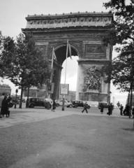 Franciaország, Párizs, Place Charles de Gaulle (Place de l'Étoile), a Diadalív, az Avenue des Champs Elysées felől nézve., 1937, Gara Andor, Fortepan #285280