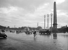 Franciaország, Párizs, Place de la Concorde, a kép bal szélén részben a Bourbon-palota, a francia nemzetgyűlés épülete, középen a Tengerek Kútja (Fontaine des Mers), jobbra az obeliszk., 1937, Gara Andor, kerékpár, Fortepan #285282