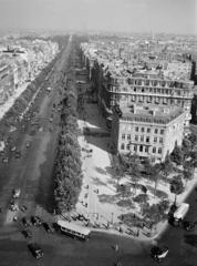 Franciaország, Párizs, Place Charles de Gaulle (Place de l'Étoile), kilátás a Diadalívről az Avenue des Champs-Élysées felé., 1937, Gara Andor, Fortepan #285285