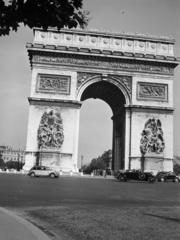 Franciaország, Párizs, Place Charles de Gaulle (Place de l'Étoile), a Diadalív az Avenue de la Grand Armée felől., 1937, Gara Andor, Fortepan #285289