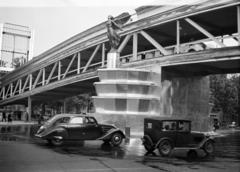 Franciaország, Párizs, Világkiállítás 1937., az ideiglenes Alma gyalogos híd a pont de l'Alma déli hídfőjénél., 1937, Gara Andor, Best of, szobor, nőalak, utcakép, automobil, Fortepan #285311