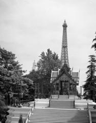 Franciaország, Párizs, Világkiállítás 1937., Île aux Cygnes, Sziám pavilonja az "Indokína"-szekcióban. A háttérben az Eiffel-torony, balra a magyar pavilon tornya., 1937, Gara Andor, Fortepan #285317