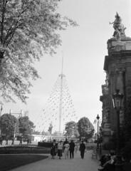 Franciaország, Párizs, Világkiállítás 1937., Avenue Winston Churchill (Avenue Alexandre III), a kép közepén a francia rádió pavilonjához tartozó száz méter magas rádió-adótorony., 1937, Gara Andor, Fortepan #285322