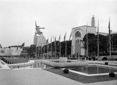 Franciaország, Párizs, Világkiállítás 1937., Avenue Albert 1er de Monaco, Románia pavilonja. Mögötte a szovjet pavilon előtt Vera Muhina "Munkás és kolhozparasztnő" ("Rabocsij i kolhoznyica") című szobra. Ezt a szobrot a világkiállítás vége után a Szovjetunióba szállították és Moszkvában állították fel, mind a mai napig ott is áll., 1937, Gara Andor, Fortepan #285324