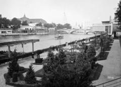 Franciaország, Párizs, Világkiállítás 1937., kilátás a Szajna folyóra a kertészeti szekció (Quai d'Orsay) felől. Balra a Grand Palais teteje, középen a híd a Pont des Invalides, jobb oldalon a Modern Művészek Egyesületének (Union des artistes modernes) pavilonja., 1937, Gara Andor, Fortepan #285330