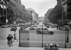 Franciaország, Párizs, Place de la Madeleine. Kilátás a Szent Mária Magdolna plébániatemplom ("La Madeleine") lépcsőjéről a Rue Royale irányába. A háttérben a Place de la Conrode-on álló luxori obeliszk, a mögött pedig a Bourbon-palota, a francia nemzetgyűlés épülete., 1937, Gara Andor, Fortepan #285340