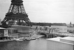 Franciaország, Párizs, Világkiállítás 1937., középen a Pont d'Iéna, kissé balra Belgium pavilonja, a híd mögött Kanada pavilonja, kissé jobbra Nagy-Britannia pavilonja, a háttérben az Eiffel-torony., 1937, Gara Andor, Fortepan #285341