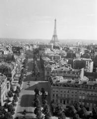 Franciaország, Párizs, Place Charles de Gaulle (Place de l'Étoile), kilátás a Diadalívről az Avenue d'Iéna felé. A háttérben az Eiffel-torony., 1937, Gara Andor, Fortepan #285343