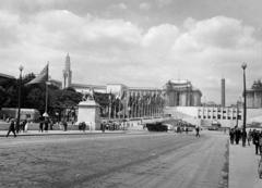 Franciaország, Párizs, Világkiállítás 1937., Trocadéro-kert, középen Románia pavilonja, tőle balra a magyar pavilon tornya, háttérben a Chaillot-palota., 1937, Gara Andor, Fortepan #285345