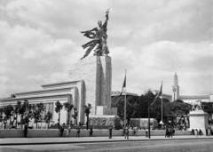 Franciaország, Párizs, Világkiállítás 1937., a Szovjetunió pavilonja. Középen Vera Muhina "Munkás és kolhozparasztnő" ("Rabocsij i kolhoznyica") című szobra. Ezt a szobrot a világkiállítás vége után a Szovjetunióba szállították és Moszkvában állították fel, mind a mai napig ott is áll., 1937, Gara Andor, Fortepan #285346