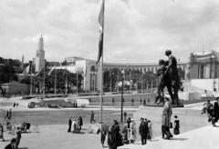 Franciaország, Párizs, Világkiállítás 1937., Trocadéro-kert, középen Románia pavilonja, tőle balra a magyar pavilon tornya, háttérben a Chaillot-palota., 1937, Gara Andor, Fortepan #285348