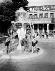 Magyarország, Budapest III., Csillaghegyi strandfürdő., 1934, Gara Andor, fürdőzés, vízsugár, reklám, fürdőruha, újság, Budapest, 8 Órai Újság, Fortepan #285362