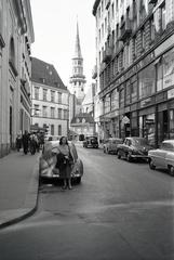 Austria, Vienna, Stallburggasse, háttérben a Szent Mihály-templom tornya látszik., 1959, Gara Andor, Fortepan #285375