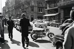 Austria, Kärntner Strasse, szemben a Marco-d'Aviano-Gasse sarkán IBUSZ irodája., 1959, Gara Andor, traffic, motorcycle, Fortepan #285386