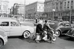 Ausztria, Bécs, Opernring a Kärntner Strasse felé nézve, balra az Opera., 1959, Gara Andor, Renault Dauphine, Volkswagen Bogár, forgalom, robogó, forgalomirányítás, Puch-márka, Puch SR150, Fortepan #285389