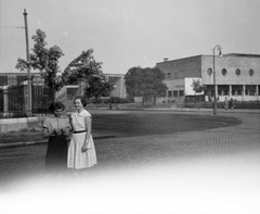 Hungary, Budapest XIV., Cházár András utca - Istvánmezei út sarok, háttérben a Népstadion és a Nemzeti Sportcsarnok (később Gerevich Aladár Nemzeti Sportcsarnok)., 1958, Fortepan, Budapest, wrist watch, summer dresses, girls, Fortepan #28539