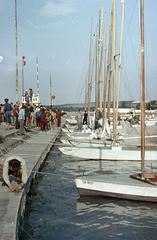 Magyarország, Balatonföldvár, kikötő a nyugati mólónál. Háttérben balra a szélsebességmérő műszerház és kilátó., 1955, Gara Andor, Fortepan #285393