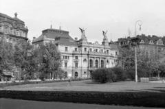 Csehország, Prága, Náměstí Míru, szemben a Divadlo na Vinohradech / Vinohrady Színház (ekkor a Csehszlovák Hadsereg Központi Színháza)., 1955, Gara Andor, Fortepan #285404