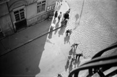 Magyarország, Budapest V., kilátás a Só utca 2-es számú ház erkélyéről a Só utca - Fővám (Dimitrov) tér saroképülete felé., 1960, Gara Andor, Best of, felülnézet, fény-árnyék, Budapest, Fortepan #285450