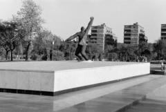 Magyarország, Budapest VIII., II. János Pál pápa (Köztársaság) tér. Az ellenforradalom mártírjainak emlékműve (id. Kalló Viktor, 1960.). Háttérben az Országos Társadalombiztosító Intézet (OTI) lakóház-csoportja., 1960, Gara Andor, Budapest, Fortepan #285513