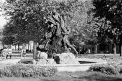 Magyarország, Budapest VIII., Rákóczi tér, Halászó gyerekek-díszkút (Senyei Károly 1900.), a budai Várból 1957-ben helyezték ide., 1960, Gara Andor, Budapest, Fortepan #285514