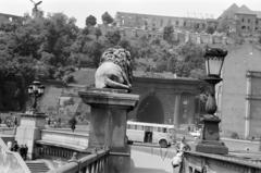 Hungary, Budapest I., Széchenyi Lánchíd, szemben a Clark Ádám tér és az Alagút. Fenn a Turul szobor és jobbra a romos Sándor-palota., 1960, Gara Andor, castle wall, roundabout, candelabra, Budapest, Fortepan #285526