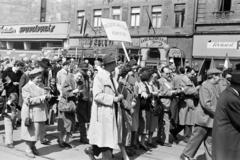 Magyarország, Budapest VII., Baross tér, május 1-i felvonulás résztvevői a Rottenbiller utca - Bethlen Gábor utca közötti házsor előtt., 1959, Gara Andor, Budapest, Fortepan #285556