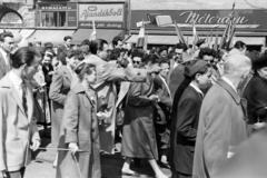 Magyarország, Budapest VII., Baross tér, május 1-i felvonulás résztvevői a Rottenbiller utca - Bethlen Gábor utca közötti házsor előtt., 1959, Gara Andor, Budapest, Fortepan #285558