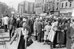 Magyarország, Budapest VII., Baross tér, május 1-i felvonulás résztvevői a Rottenbiller utca - Bethlen Gábor utca közötti házsor előtt., 1959, Gara Andor, Budapest, Fortepan #285561