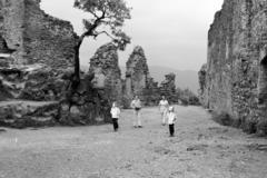 Hungary,Danube Bend, Visegrád, a Fellegvár keleti palotája., 1968, Gara Andor, excursion, family, castle ruins, Fortepan #285676