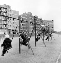 Magyarország, Budapest XIII., játszótér a Rákos-patak közelében, háttérben a Fiastyúk (Thälmann) utcai lakótelep, a Tahi utca melletti házak., 1961, Gara Andor, Budapest, Fortepan #285773