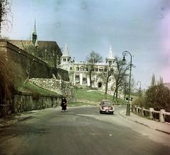 Magyarország, Budapest I., Hunyadi János út, szemben balra fent a Mátyás-templom és ettől jobbra a Halászbástya., 1957, Gara Andor, Wartburg 311/312, rendszám, Budapest, Fortepan #285780