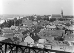 Magyarország, Sárospatak, látkép a református templom tornyából, jobbra Szent Erzsébet templom (Vártemplom), háttérben a Rákóczi-vár., 1959, Építésügyi Dokumentációs és Információs Központ, VÁTI, templom, folyó, látkép, múzeum, vár, katolikus, Fortepan #28579