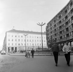 Magyarország, Budapest IX., Üllői út a Hőgyes Endre utca torkolatánál, szemben az egykori Kilián laktanya épülete, jobbra a Lottóház., 1963, Gara Andor, Budapest, Fortepan #285805