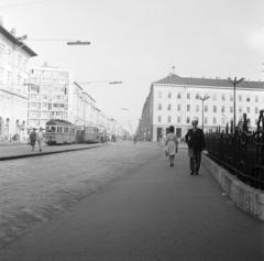 Magyarország, Budapest IX.,Budapest VIII., Üllői út az Iparművészeti Múzeum előtt. Szemben a nagykörúti kereszteződésnél, balra a József körút, jobbra a Ferenc körút sarkán álló épület látható., 1963, Gara Andor, Budapest, Fortepan #285807