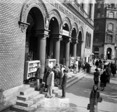 Magyarország, Budapest VIII., József körút 6., hirdetőtáblák az Országos Műszaki Könyvtár, a Textilipari Minőségellenőrző Intézet és a Bőr- és Cipőipari Minőségellenőrző Intézet kapujánál. Távolabb a Népszínház utca torkolata., 1955, Gara Andor, rontott fotó, Budapest, Fortepan #285828