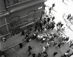 Hungary, Budapest V., kilátás a Só utca 2-es számú ház erkélyéről a Só utca - Fővám (Dimitrov) tér saroképülete felé., 1947, Gara Andor, Best of, florist, bird's eye view, plan view, Budapest, Fortepan #285872