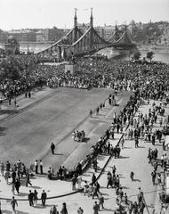 Magyarország, Budapest V., kilátás a Só utca 2-es számú ház erkélyéről a Fővám tér felé. A felvétel a lerombolt Ferenc József híd újjáépítése után, 1946. augusztus 20-án, az átnevezés napján, a Szabadság híd átadásakor készült., 1946, Gara Andor, Budapest, Fortepan #285874