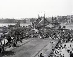 Magyarország, Budapest V., kilátás a Só utca 2-es számú ház erkélyéről a Fővám tér felé. A felvétel a lerombolt Ferenc József híd újjáépítése után, 1946. augusztus 20-án, az átnevezés napján, a Szabadság híd átadásakor készült., 1946, Gara Andor, Budapest, Fortepan #285876