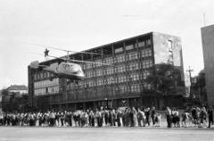 Magyarország, Budapest XIV.,Budapest VII., Ötvenhatosok tere (Felvonulási tér), háttérben a MÉMOSZ székház, előtérben egy, a Budapesti Ipari Vásár idején sétarepülést végző Kamov Ka-18-as helikopter., 1960, Garaczi László, Kamov Ka-18, helikopter, Budapest, Fortepan #285907