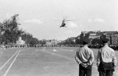 Magyarország, Budapest XIV.,Budapest VII., Ötvenhatosok tere (Felvonulási tér), a Budapesti Ipari Vásár idején sétarepülést végző Mil Mi-4-es helikopter., 1960, Garaczi László, Mil Mi-4, helikopter, Budapest, Fortepan #285908