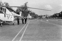 Magyarország, Budapest XIV.,Budapest VII., Ötvenhatosok tere (Felvonulási tér), a Budapesti Ipari Vásár idején sétarepülést végző Mil Mi-4-es helikopter., 1960, Garaczi László, Mil Mi-4, helikopter, Budapest, Fortepan #285909