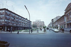 Magyarország, Kaposvár, Kossuth Lajos utca a Fő utcáról nézve, előtérben az Európa Park (Latinka Sándor tér)., 1968, Építésügyi Dokumentációs és Információs Központ, VÁTI, színes, utcakép, automobil, neon felirat, Fortepan #28592