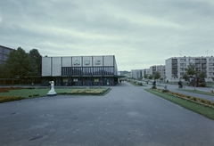 Magyarország, Zalaegerszeg, Platán sor (Lenin út) - Landorhegyi utca sarok, Landorhegyi ABC. Térdelő lány, Bencsik István szobra., 1968, Építésügyi Dokumentációs és Információs Központ, VÁTI, színes, szobor, Fortepan #28594