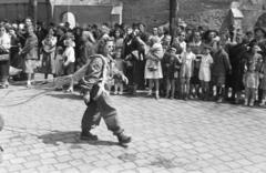 Magyarország, Kecskemét, Kossuth tér, a felvétel a Szent Miklós-templom / Barátok templomának kerítése előtt készült., 1955, Garaczi László, nő, ejtőernyős, Fortepan #285995