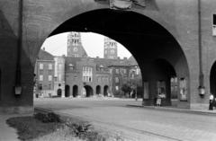 Magyarország, Szeged, Hősök Kapuja. Háttérben az Aradi vértanúk tere és az egyetem épületei mögött a Fogadalmi templom tornyai láthatók., 1962, Garaczi László, Fortepan #286022