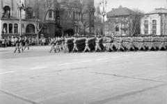 Magyarország, Budapest XIV., Dózsa György út a Hősök terénél, háttérben jobbra az Andrássy út (Népköztársaság útja), munkásőrök felvonulása az április 4-i katonai díszszemlén., 1959, Garaczi László, Budapest, Fortepan #286034